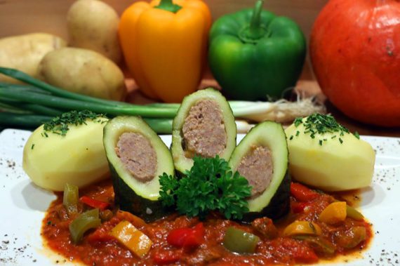 Rezept Geschmorte gefüllte Zucchini | guenstig-kochen.at Rezept Geschmorte gefüllte Zucchini