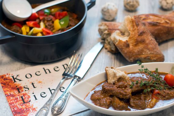 Rezept Smoky Schwarzbier Gulasch | guenstig-kochen.at Rezept Smoky Schwarzbier Gulasch