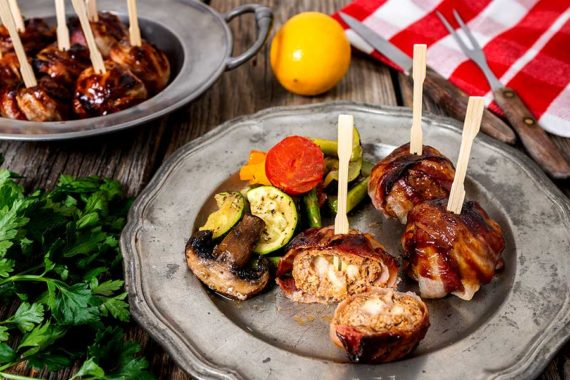 Rezept Stuffed Bacon Meatballs | guenstig-kochen.at Rezept Stuffed Bacon Meatballs